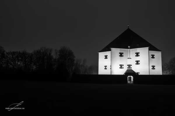 Letohrádek Hvězda v černobílém nočním provedení, autor Martin Lukač, pražský fotograf, www.martinlukac.eu