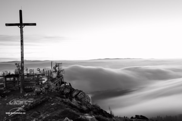Liberec pod peřinou – černobílá verze výhledu na mlhou zakryté město, autor Martin Lukač, www.martinlukac.eu