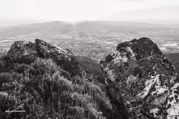 Liberecké svítání – černobílá verze ranního výhledu na Liberec a skály, autor Martin Lukač, www.martinlukac.eu