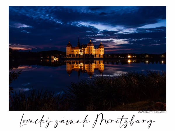 Lovecký zámek Moritzburg – večerní pohled na osvětlený zámek a jeho odraz v jezeře, autor Martin Lukač, www.martinlukac.eu