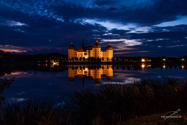 Lovecký zámek Moritzburg – modrá hodina nad jezerem a zářící zámek, autor Martin Lukač, www.martinlukac.eu