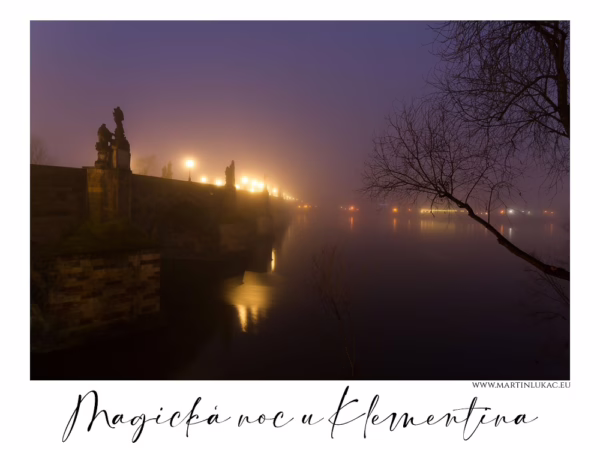 Karlův most v noční mlze s rozsvícenými lampami a větvemi stromu v popředí, autor Martin Lukač