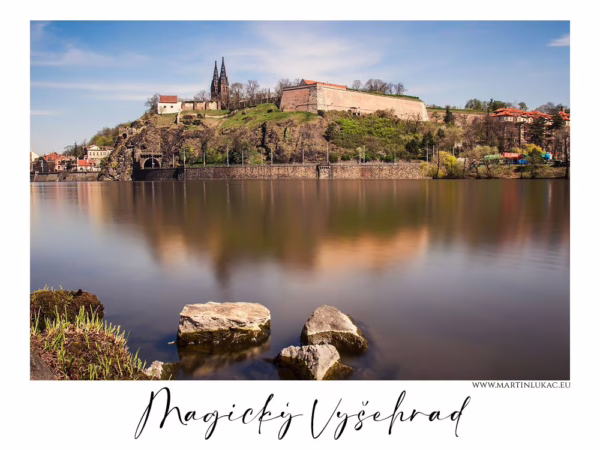 Pohled na Vyšehrad přes Vltavu za slunečného dne, autor Martin Lukač, pražský fotograf, www.martinlukac.eu