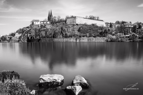 Vyšehrad v černobílém záběru od řeky Vltavy, autor Martin Lukač, pražský fotograf, www.martinlukac.eu