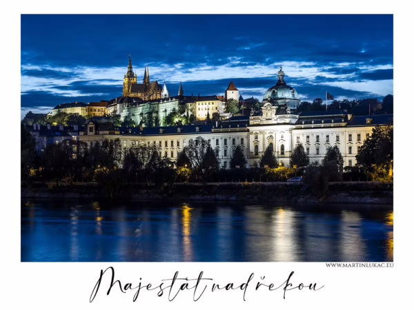 Pražský hrad a Ministerstvo průmyslu osvícené večerním světlem nad Vltavou, autor Martin Lukač, pražský fotograf, www.martinlukac.eu