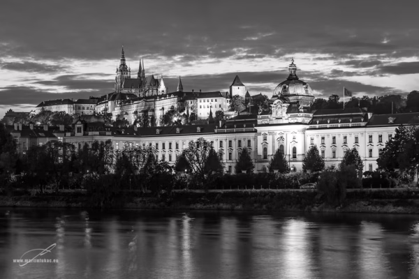 Pražský hrad a panorama nad řekou v černobílém záběru, autor Martin Lukač, pražský fotograf, www.martinlukac.eu