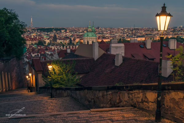 Zámecké schody při večerním světle s výhledem na červené střechy Prahy, autor Martin Lukač, pražský fotograf, www.martinlukac.eu