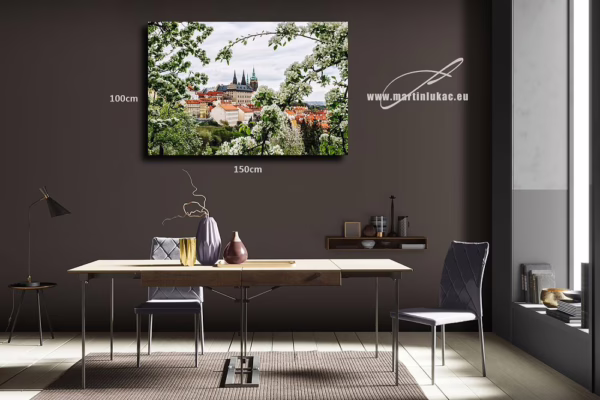 Vizualizace obrazu s jarním výhledem na Pražský hrad skrze rozkvetlé větve, autor Martin Lukač, pražský fotograf, www.martinlukac.eu