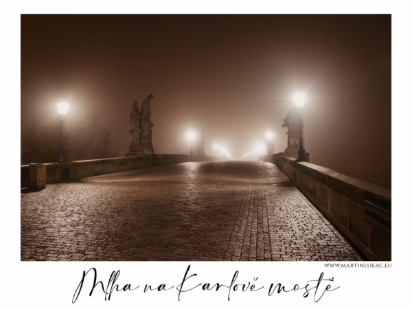 Noční Karlův most zahalený mlhou, osvětlený lucernami, bez lidí, autor Martin Lukač