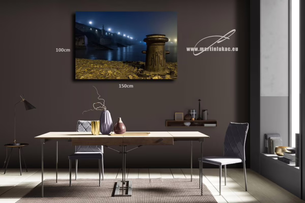 Karlův most v mlžné modré noci, v popředí nábřeží s vázacím sloupkem, fotografie s podzimní atmosférou, autor Martin Lukač, vizuál