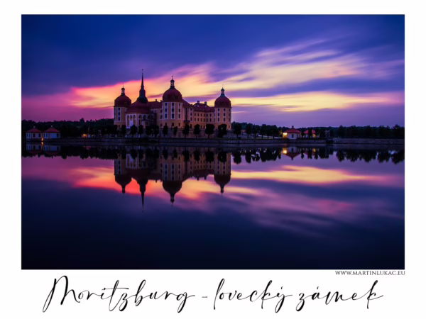 Moritzburg – lovecký zámek – pohled na zámek a jeho odraz v jezeře za soumraku, autor Martin Lukač, www.martinlukac.eu