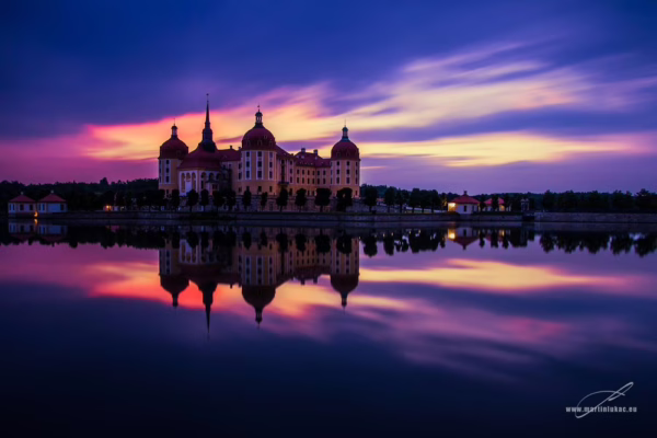Moritzburg – lovecký zámek – večerní zámek v barevném soumraku nad jezerem, autor Martin Lukač, www.martinlukac.eu