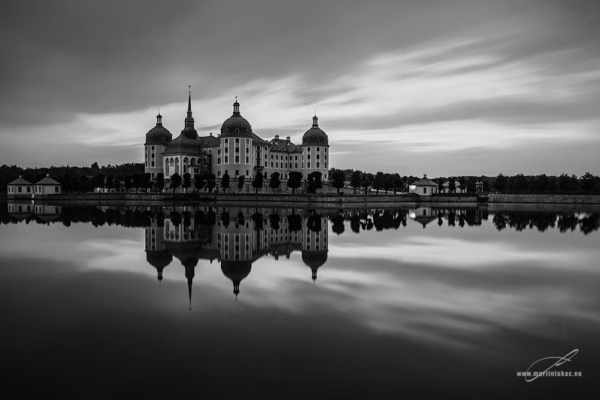 Moritzburg – lovecký zámek – černobílá verze zámku v tichém večeru s odrazem, autor Martin Lukač, www.martinlukac.eu