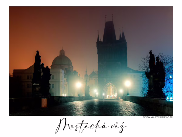 Karlův most s Mosteckou věží v ranní mlze a světlem lamp, autor Martin Lukač