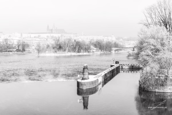 Černobílá verze zimního rána v Praze s pohledem na Vltavu a Pražský hrad, autor Martin Lukač