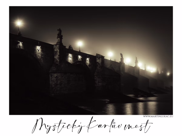 Karlův most v noci zahalený mlhou a osvětlený lucernami, poetická noční fotografie, autor Martin Lukač