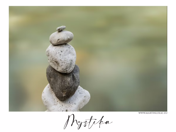 Mystika – vyrovnané kameny tvořící věžičku na jemném pozadí, autor Martin Lukač, www.martinlukac.eu