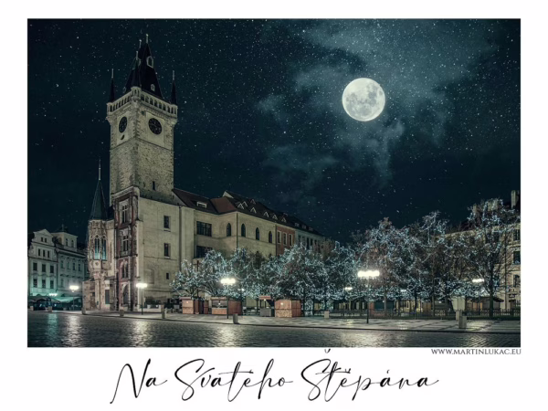 Staroměstská radnice v noci s vánoční výzdobou a měsícem, autor Martin Lukač