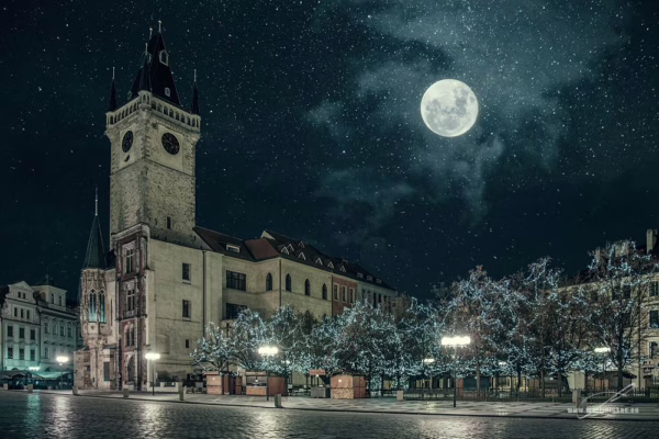 Staroměstská radnice v barevné noční vánoční scéně s plným měsícem, autor Martin Lukač