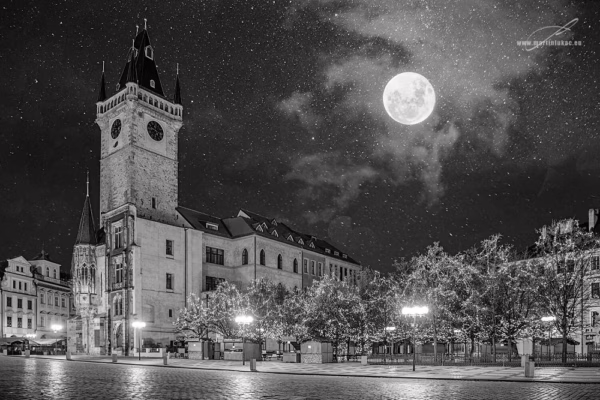 Černobílá verze fotografie Staroměstské radnice s vánoční atmosférou, autor Martin Lukač