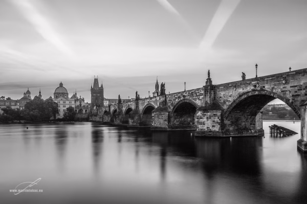 Černobílá verze fotografie Karlova mostu v ranním světle, autor Martin Lukač
