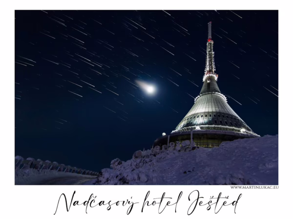 Nadčasový hotel Ještěd – pohled na zasněžený hotel Ještěd pod hvězdnou oblohou, autor Martin Lukač, www.martinlukac.eu