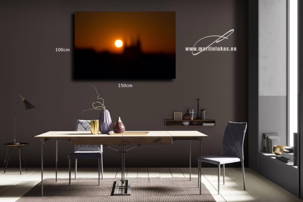 Vizualizace obrazu s poetickým rozostřením slunce nad městem, k prodeji v našem eshopu, autor Martin Lukač
