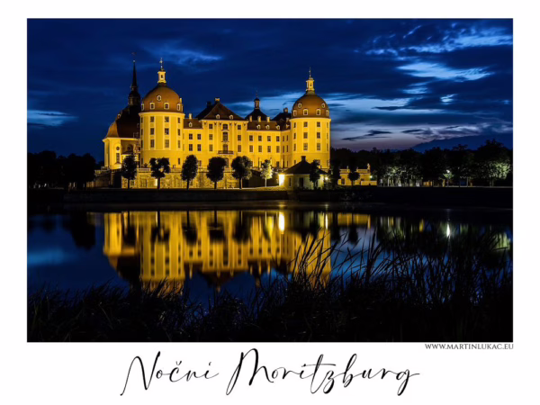 Noční Moritzburg – osvětlený zámek Moritzburg a jeho odraz v noční hladině, autor Martin Lukač, www.martinlukac.eu