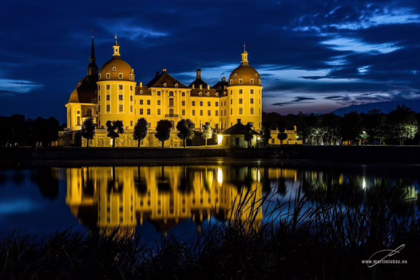 Noční Moritzburg – večerní zámek pod modrým nebem a zrcadlením v jezeře, autor Martin Lukač, www.martinlukac.eu