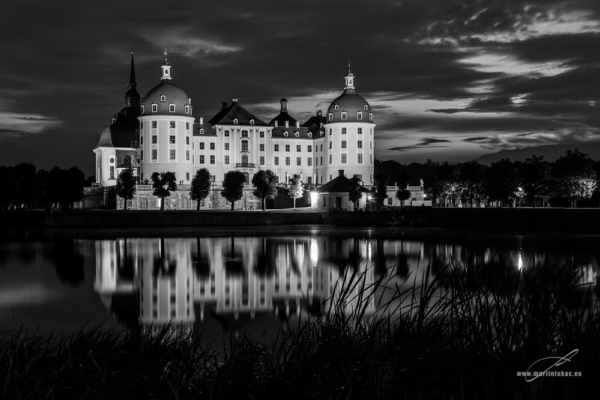 Noční Moritzburg – černobílá verze nočního pohledu na zámek a vodu, autor Martin Lukač, www.martinlukac.eu