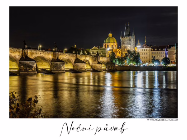 Noční pohled na Karlův most a Staré Město s odrazy světel ve Vltavě, autor Martin Lukač