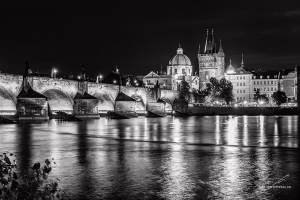 Černobílá verze noční fotografie Karlova mostu a pražských památek, autor Martin Lukač