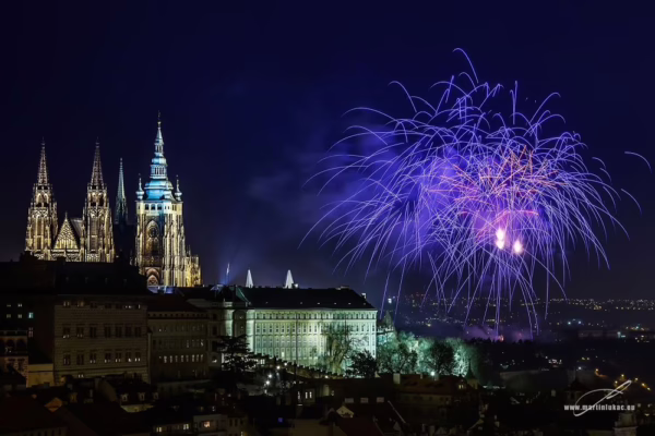 Noční pohled na Prahu s ohňostrojem nad Hradem a osvětleným chrámem sv. Víta, autor Martin Lukač