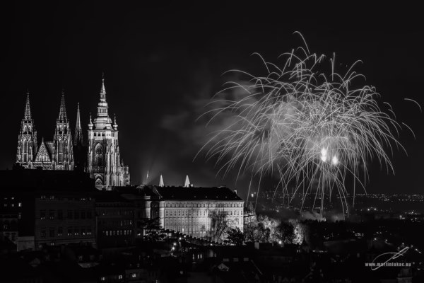 Černobílá verze snímku novoročního ohňostroje nad Prahou, autor Martin Lukač