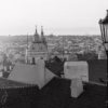 Černobílá verze fotografie s ranním výhledem na Prahu a lampou, autor Martin Lukač