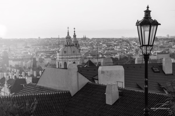 Černobílá verze fotografie s ranním výhledem na Prahu a lampou, autor Martin Lukač