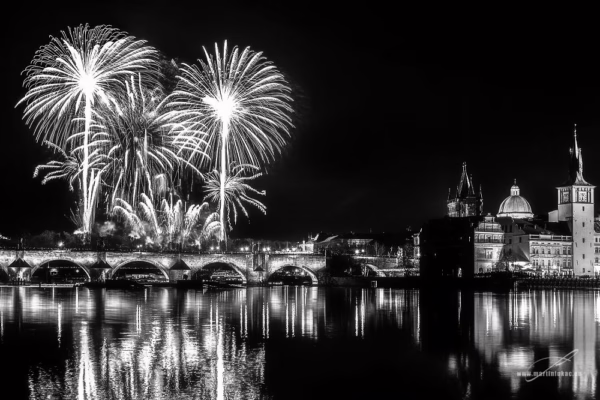 Černobílá verze fotografie ohňostroje nad Karlovým mostem, autor Martin Lukač