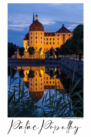 Palác Popelky – večerní pohled na osvětlený zámek Moritzburg a jeho odraz v jezeře, autor Martin Lukač, www.martinlukac.eu