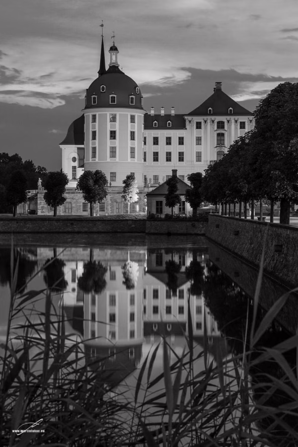 Palác Popelky – černobílá verze večerní scenérie zámku Moritzburg, autor Martin Lukač, www.martinlukac.eu