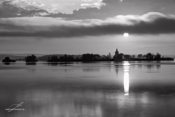 Pálavské ráno – černobílá verze ranního východu slunce nad jezerem, autor Martin Lukač, www.martinlukac.eu
