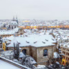 Zasněžená zimní Praha v černobílém podání s kostelem sv. Mikuláše, autor Martin Lukač
