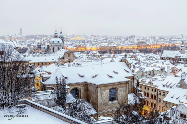 Zasněžená zimní Praha v černobílém podání s kostelem sv. Mikuláše, autor Martin Lukač
