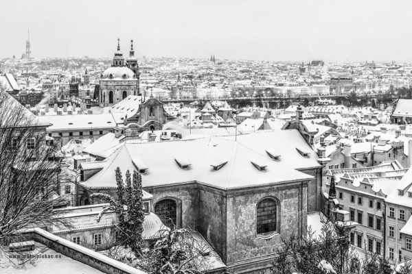 Černobílá novoroční fotografie Prahy s kostelem sv. Mikuláše, autor Martin Lukač