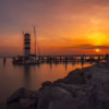 Podersdorf am See – červenobílý maják a klidná voda při západu slunce, autor Martin Lukač, www.martinlukac.eu
