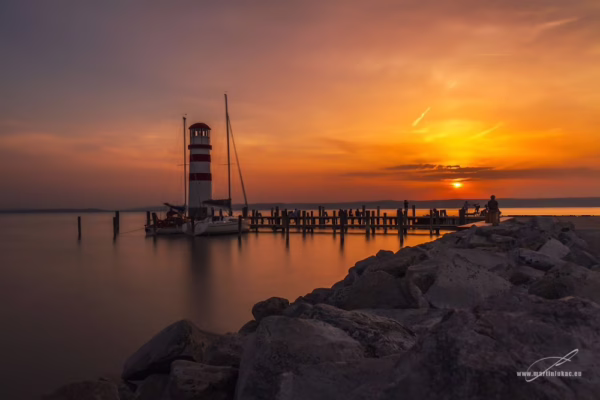 Podersdorf am See – červenobílý maják a klidná voda při západu slunce, autor Martin Lukač, www.martinlukac.eu