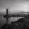 Podersdorf am See – černobílá verze večerní scenérie s majákem a lodí, autor Martin Lukač, www.martinlukac.eu
