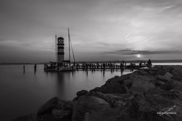 Podersdorf am See – černobílá verze večerní scenérie s majákem a lodí, autor Martin Lukač, www.martinlukac.eu