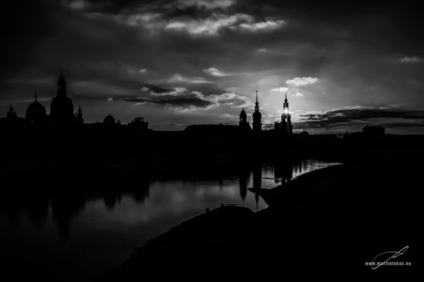 Podvečerní Drážďany – Černobílá verze západu slunce nad městem a řekou, autor Martin Lukač, www.martinlukac.eu