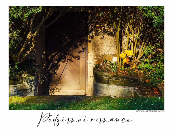 Podzimní romance – staré dveře obklopené podzimními keři a žlutým listím, autor Martin Lukač, www.martinlukac.eu