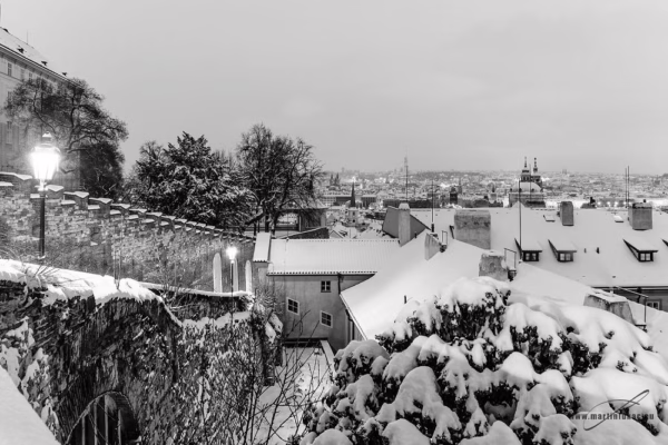 Černobílá verze fotografie zimní ranní Prahy s poklidnou atmosférou, autor Martin Lukač